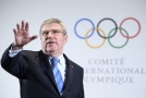 Thomas Bach obhajuje rozhodnutí mezinárodního olympijského výboru.