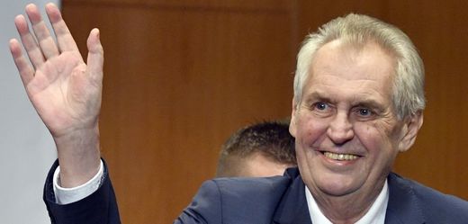 Radující se Miloš Zeman.