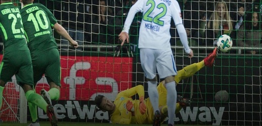 Jiří Pavlenka inkasoval z doražené penalty, jeho Brémy však vyhrály.