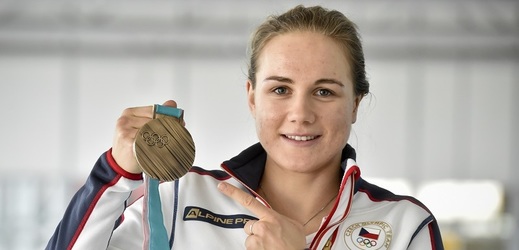 Karolína Erbanová s bronzovou olympijskou medailí.