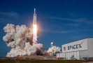 Start rakety společnosti SpaceX Falcon Heavy.