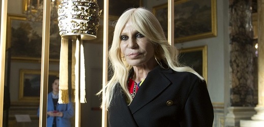 Donatella Versace, umělecká ředitelka módního impéria.