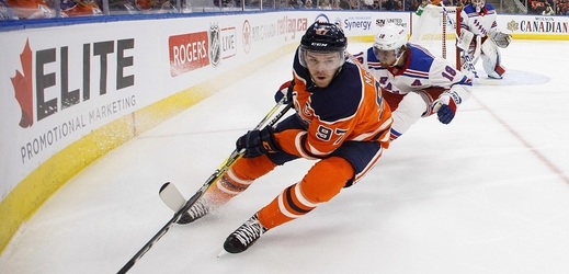 Kapitán Edmontonu Connor McDavid v zápase s Rangers.