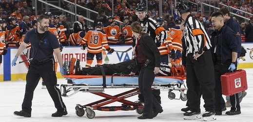 Čárový rozhodčí Steve Barton prožil v utkání Edmontonu s Columbusem nejhorší moment své kariéry.