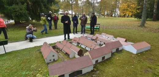 Model souboru lidových staveb v Holašovicích, park Boheminium, Mariánské lázně.