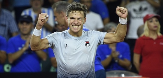 Argentinský tenista Diego Schwartzman oslavil postup svého týmu ve velkém stylu.