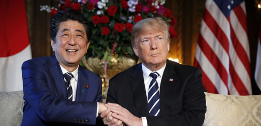 Americký prezident Donald Trump (vpravo) a japonský premiér Šinzó Abe.