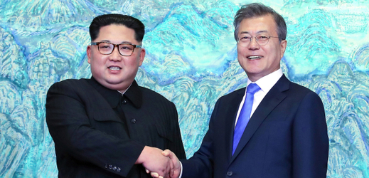 Severokorejský vůdce Kim Čong-un (vlevo) a jihokorejský prezident Mun Če-in.