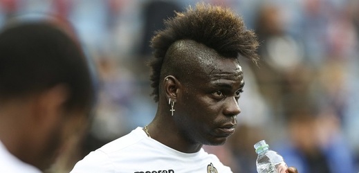 Italský útočník Mario Balotelli se postaral o další pozdvižení, když předvedl v utkání proti Štrasburku vtipnou simulaci.