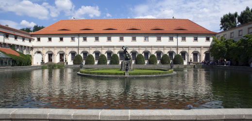 Expozice na Pražském hradě nese název Doteky státnosti.