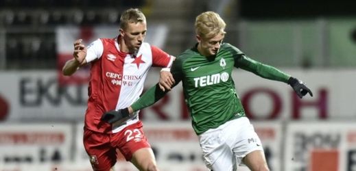 Tomáš Souček (vlevo) ze Slavie v souboji s jabloneckým Jaroslavem Zeleným.