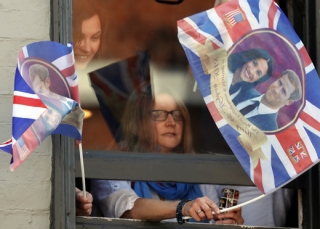 Nadšení fanoušci britské královské rodiny.