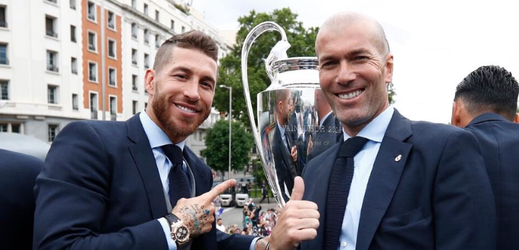 Sergio Ramos se Zinédinem Zidanem po vítězství v Lize mistrů. 