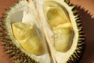 Durian, který je známý svým ostrým, nepříjemným pachem, pochází z jihovýchodní Asie.