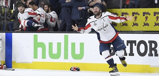 Alexandr Ovečkin si splnil další sen. Poprvé v kariéře zvedl nad hlavu prestižní Stanley Cup.