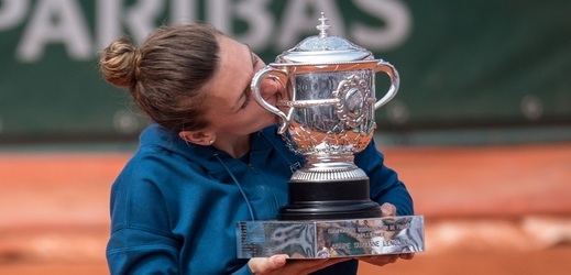 Simona Halepová s trofejí pro vítězku French Open.