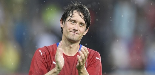 Tomáš Rosický po zápase děkuje zaplněným tribunám.