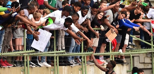 Nigerijští fanoušci s fotbalistou Johnem Obi Mikelem.