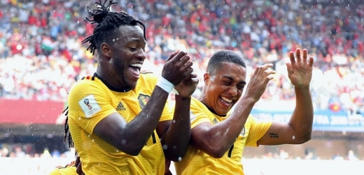 Hráči Belgie se radují po jedné z tref proti Tunisku.