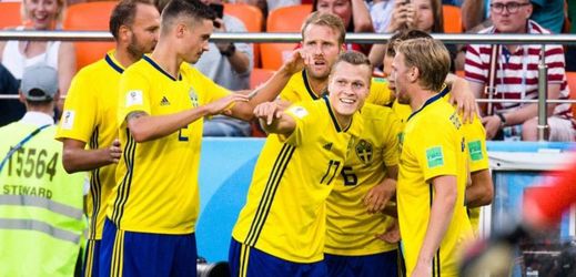 Švédové porazili Mexiko a postupují na šampionátu ze skupiny. 