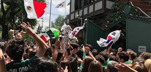 Fanoušci Mexico oslavovali po postupu do osmifinále také Jižní Koreu.