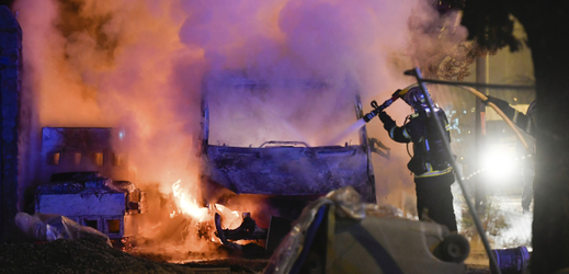 Hasiči při požáru v Nantes, vzniklém při nepokojích po smrti mladého muže. 