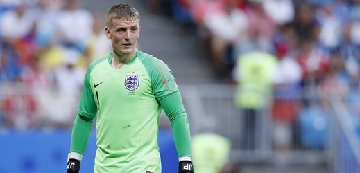 Anglický brankář Jordan Pickford v zápase se Švédskem.