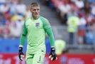 Anglický brankář Jordan Pickford v zápase se Švédskem.