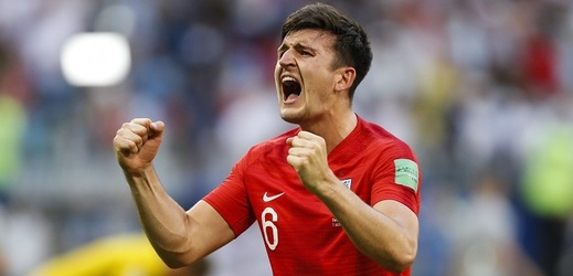 Anglický obránce Maguire se raduje ze své trefy do sítě Švédska.