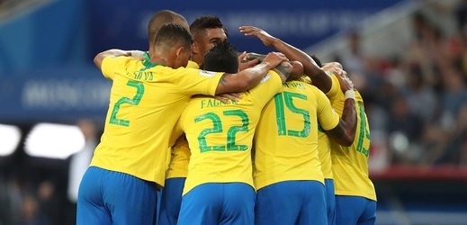 Brazilské fotbalisty přivítal po příletu domů potlesk.