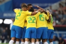 Brazilské fotbalisty přivítal po příletu domů potlesk.