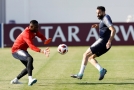 Adil Rami (vpravo) pomáhá spoluhráčům svým plnovousem.