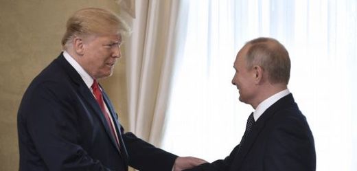 Americký prezident Donald Trump (vlevo) a ruský prezident Vladimir Putin.