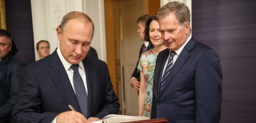 Ruský prezident Vladimir Putin (vlevo).