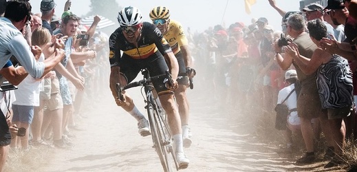 Slavná Tour de France opět baví fanoušky z celého světa.