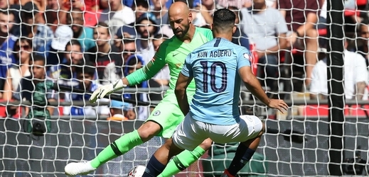 Sergio Agüero vstřelil v Manchesteru 200. gól a vělkou měrou se podílel na trofeji. 