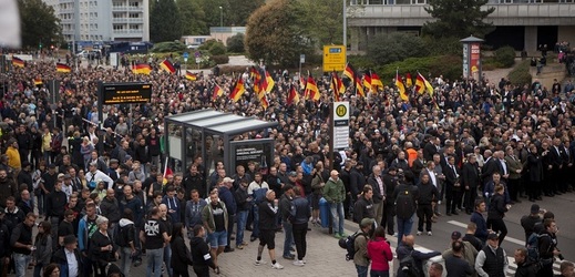 Na sobotní protesty dorazilo do Chemnitzu necelých deset tisíc lidí.