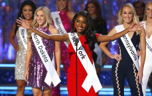 Franklinová (uprostřed) vyhrála regionální soutěž Miss New York.