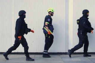 "Akce se účastní zhruba čtyři sta policistů.