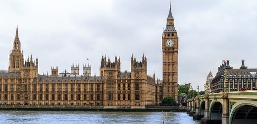 Pohled na Westminsterské opatství a Big Ben.