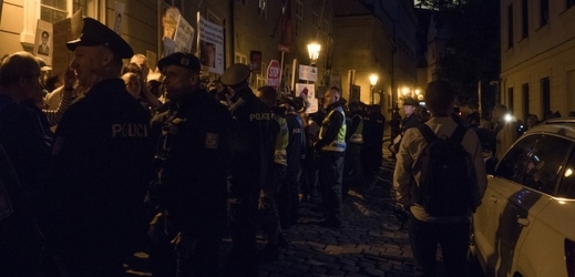 Demonstranti před Poslaneckou sněmovnou.