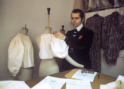 Karl Lagerfeld ve svém studiu v Paříži, 1979.