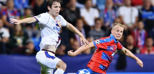 David Limberský (vpravo) v utkání proti CSKA Moskva.