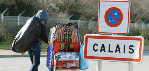 Migranti v Calais.