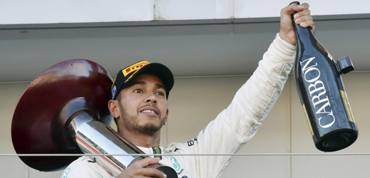 Lewis Hamilton nemá pro selhání konkurenčního Ferrari vysvětlení.