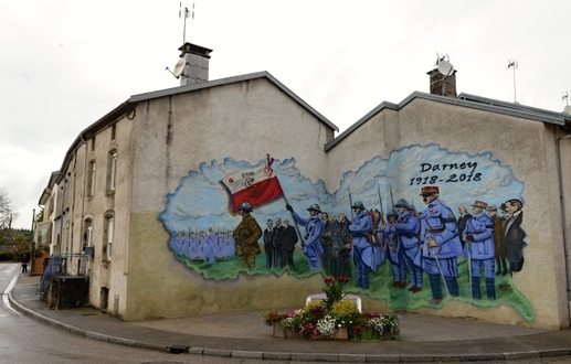 Graffitti připomíná na nároží ve francouzském městečku Darney událost z 30. června 1918.