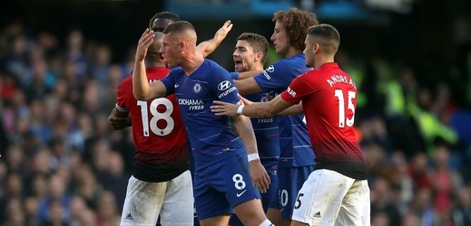 Fotbalisté Chelsea v devátém kole anglické ligy vybojovali gólem v šesté nastavené minutě remízu 2:2 s Manchesterem United.