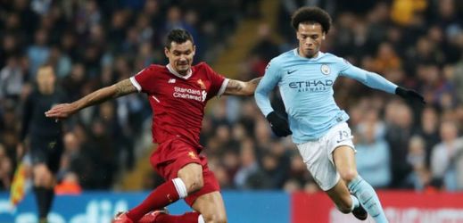 Dejan Lovren (vlevo) v souboji s Leroyem Saném z Manchesteru City.