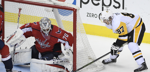 Útočník Sidney Crosby (87) a brankář Braden Holtby (70).