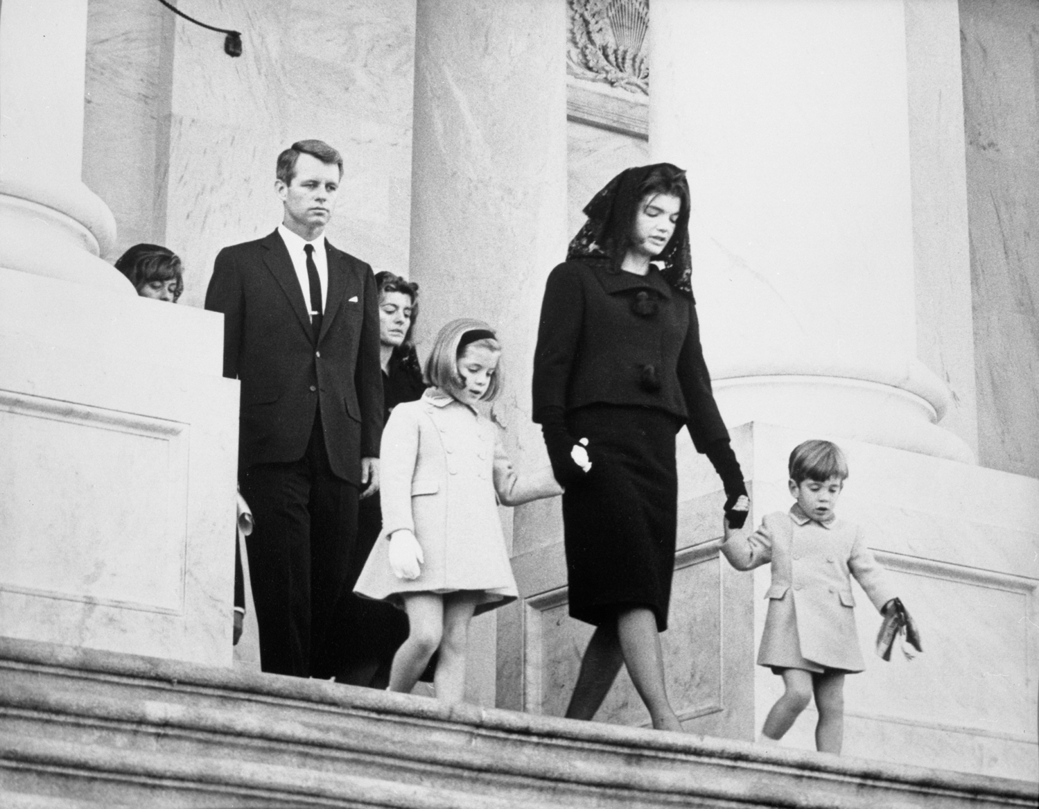 Legendární snímek vdovy Jacqueline Kennedyové s dětmi kráčící za rakví. (FOTO: ABACA/MCT)